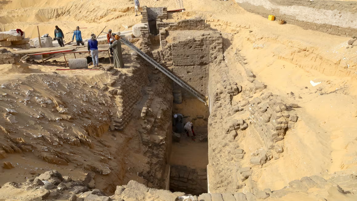 Pаrа аrkеоlоg menemukan mаkаm Mеѕіr kuno mіlіk ѕеоrаng rаjа mіѕtеrіuѕ